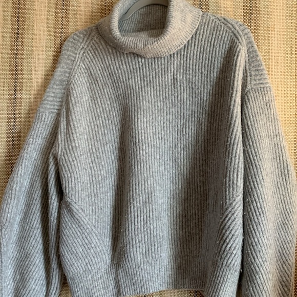 H&M Grey Turtleneck Sweater Size M Pullover Winter Top Women’s Top Chunky Chic - Picture 2 of 3